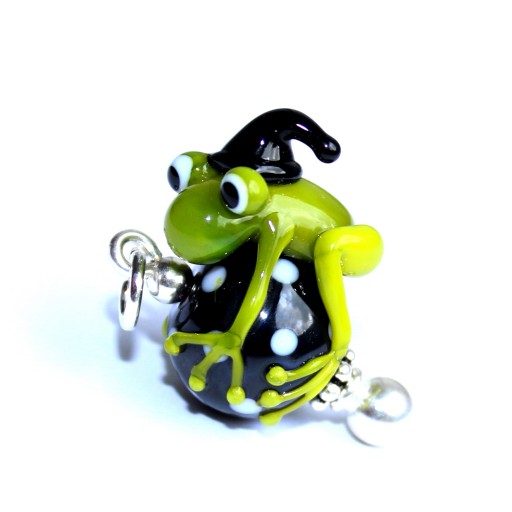 Kettenanhänger Zauberfrosch aus Muranoglas auf einer getupften, schwarz-weißen Glaskugel; Frosch, Zauberer