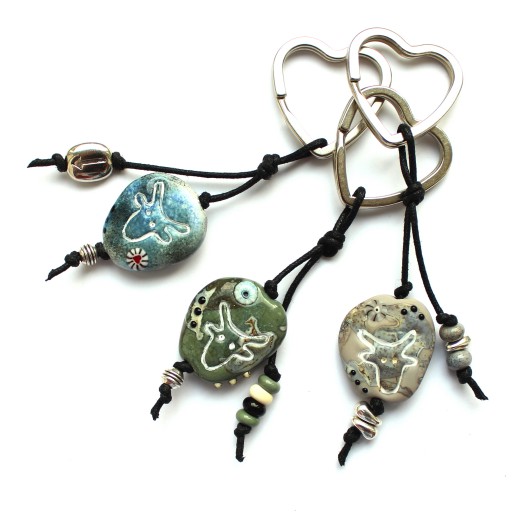 Schlüsselanhänger aus Muranoglas in Steinoptik mit graviertem Stierkopf Emblem