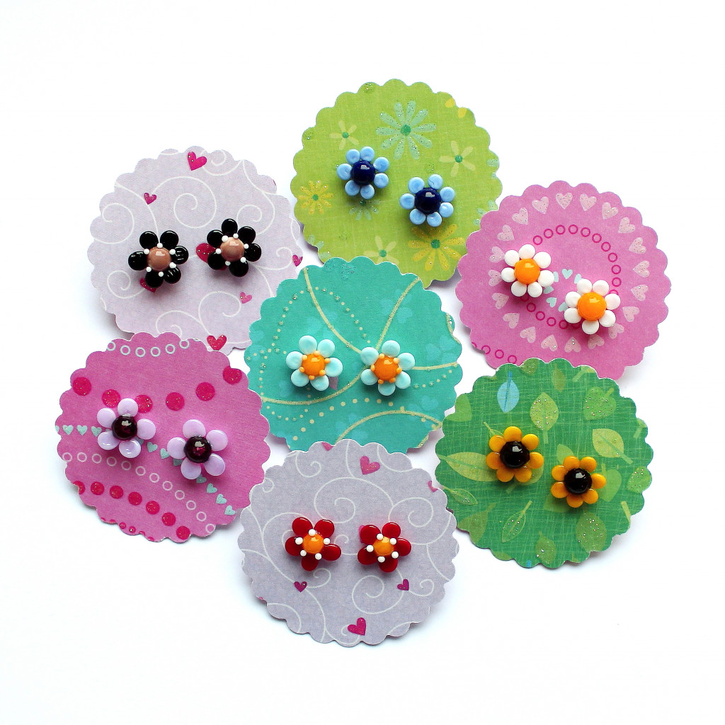 Blüten-Ohrstecker in verschiedenen Farben aus Muranoglas und chirurgischem Ederstahl; Allergiker geeignet